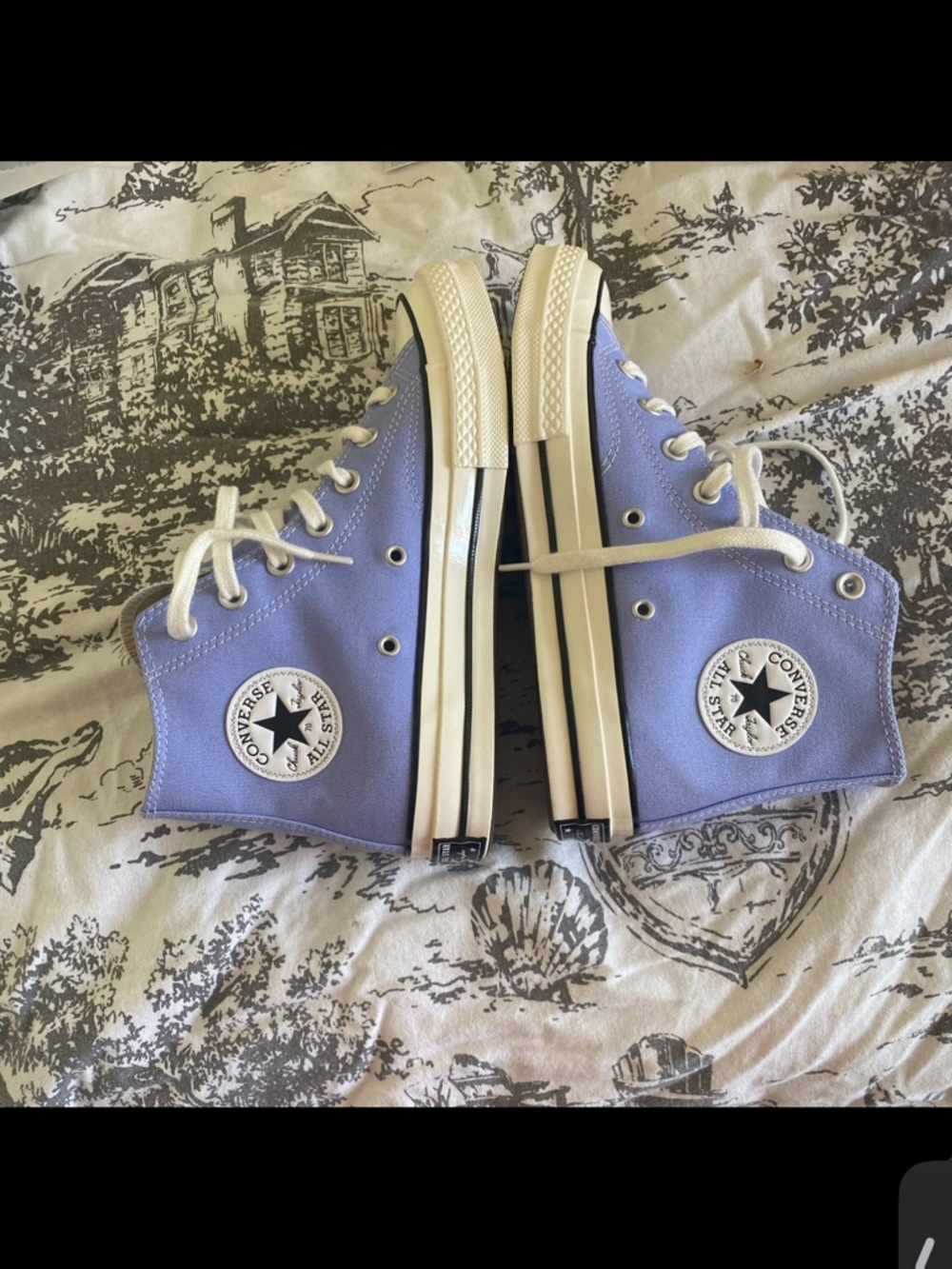 Unisex Converse High Top Sneakers - comes with box
Women’s US 8 Men’s size US 6
